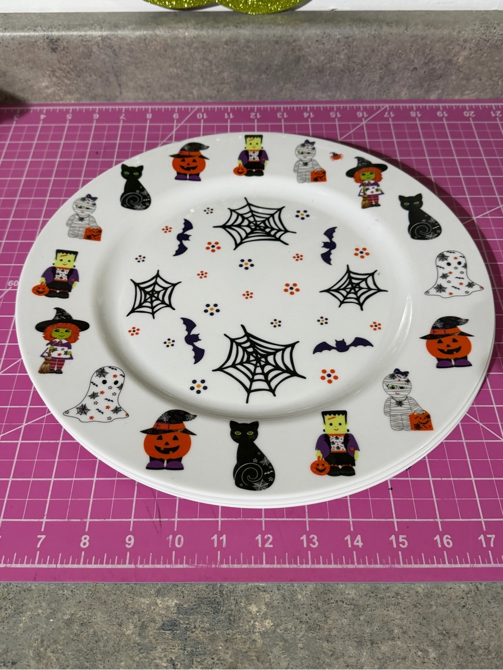 Temptations boofetti Halloween charger plates set of 4